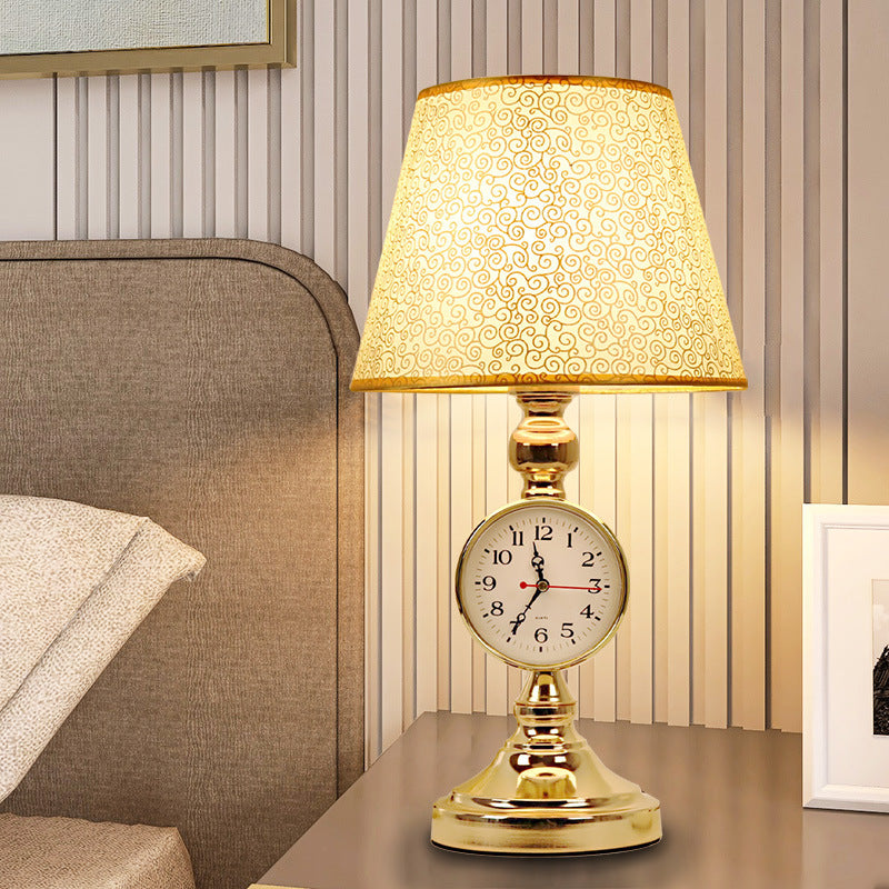 Traditionelle europäische Eisenstoff-Tischlampe mit einem Licht in Form eines gekürzten Kegels für das Schlafzimmer oder das Arbeitszimmer 