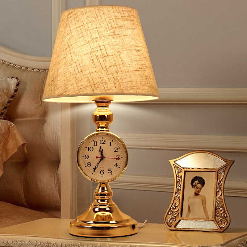 Traditionelle europäische Eisenstoff-Tischlampe mit einem Licht in Form eines gekürzten Kegels für das Schlafzimmer oder das Arbeitszimmer 