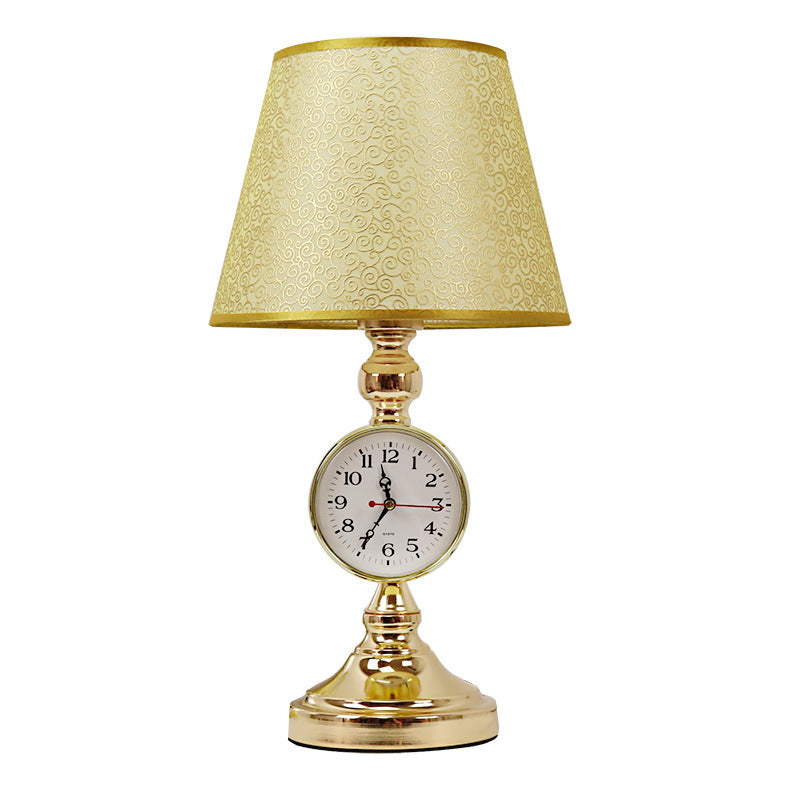 Traditionelle europäische Eisenstoff-Kegelstumpf 1-Licht-Tischlampe für Nachttisch oder Arbeitszimmer 