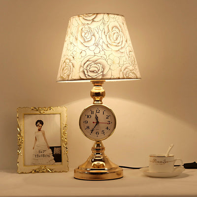 Traditionelle europäische Eisenstoff-Tischlampe mit einem Licht in Form eines gekürzten Kegels für das Schlafzimmer oder das Arbeitszimmer 