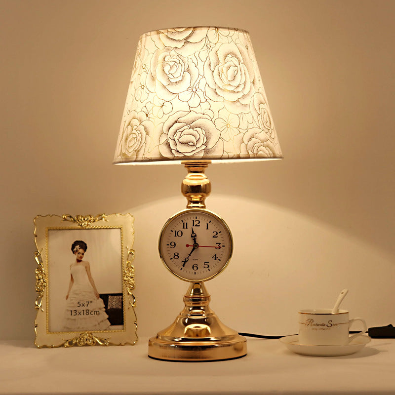 Traditionelle europäische Eisenstoff-Tischlampe mit einem Licht in Form eines gekürzten Kegels für das Schlafzimmer oder das Arbeitszimmer 