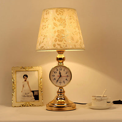 Traditionelle europäische Eisenstoff-Tischlampe mit einem Licht in Form eines gekürzten Kegels für das Schlafzimmer oder das Arbeitszimmer 