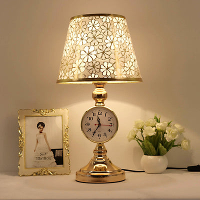Traditionelle europäische Eisenstoff-Tischlampe mit einem Licht in Form eines gekürzten Kegels für das Schlafzimmer oder das Arbeitszimmer 