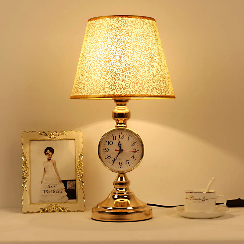 Traditionelle europäische Eisenstoff-Tischlampe mit einem Licht in Form eines gekürzten Kegels für das Schlafzimmer oder das Arbeitszimmer 