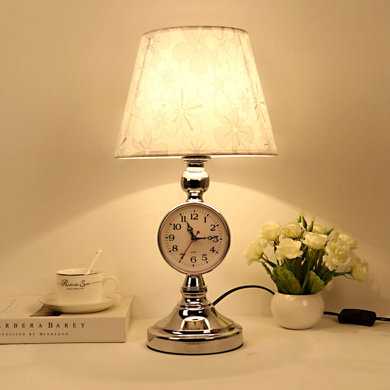 Traditionelle europäische Eisenstoff-Kegelstumpf 1-Licht-Tischlampe für Nachttisch oder Arbeitszimmer 
