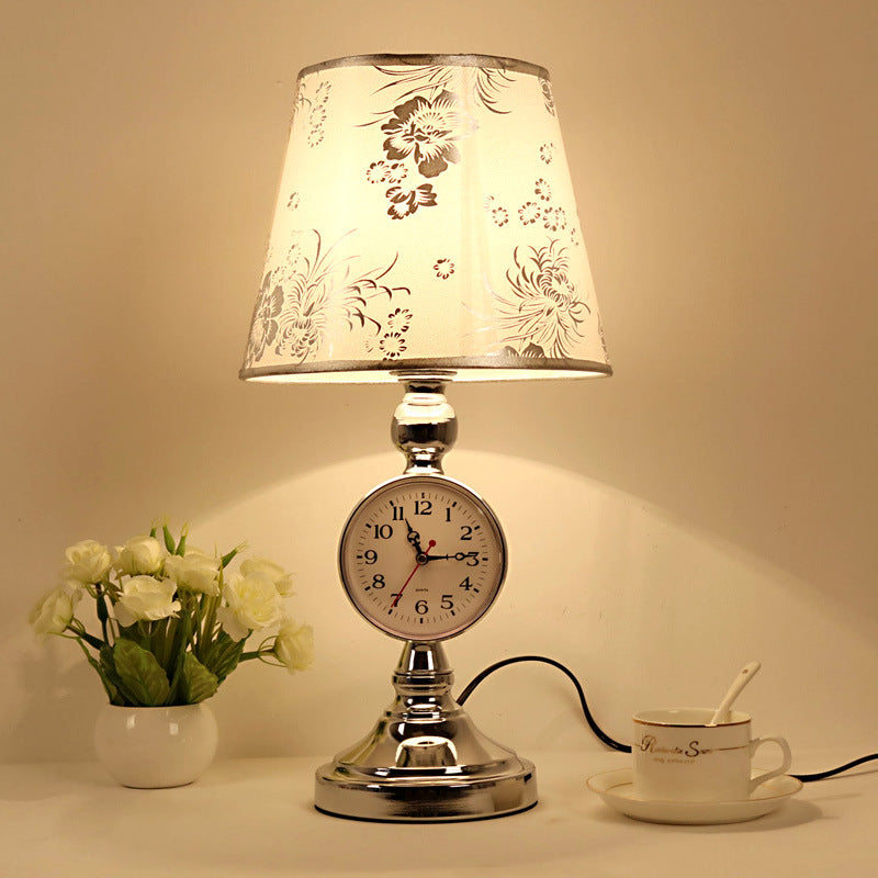 Traditionelle europäische Eisenstoff-Kegelstumpf 1-Licht-Tischlampe für Nachttisch oder Arbeitszimmer 