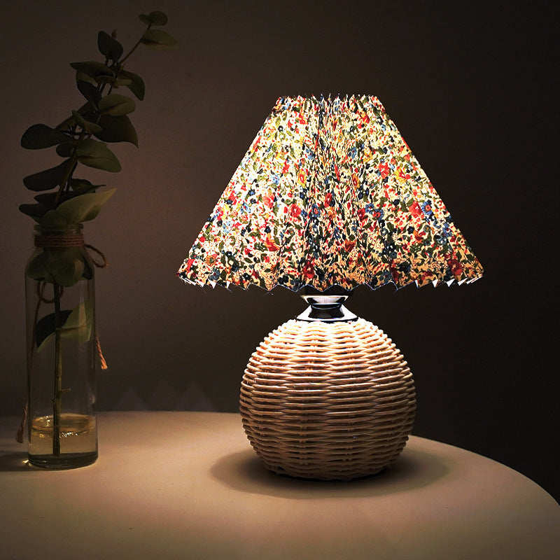 Lampe de table LED en tissu rotin plastique cône scandinave contemporain pour salon 