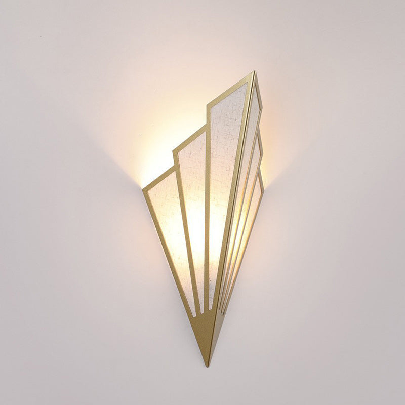 Applique murale LED en fer triangulaire nordique moderne pour salon 
