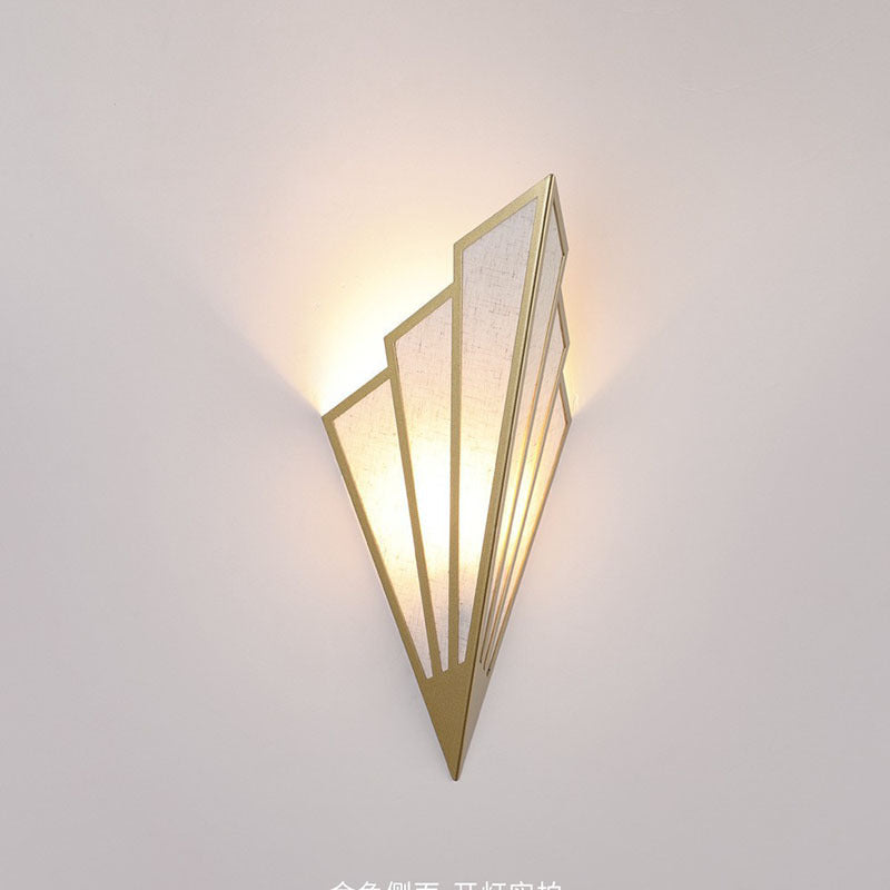 Applique murale LED en fer triangulaire nordique moderne pour salon 