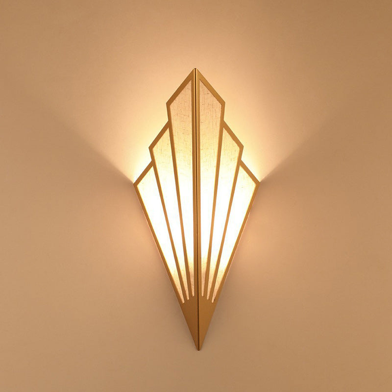 Applique murale LED en fer triangulaire nordique moderne pour salon 