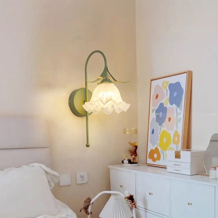 Zeitgenössische Retro-Blumen-Eisen-Glas-Wandleuchte mit 1 Licht für das Wohnzimmer 
