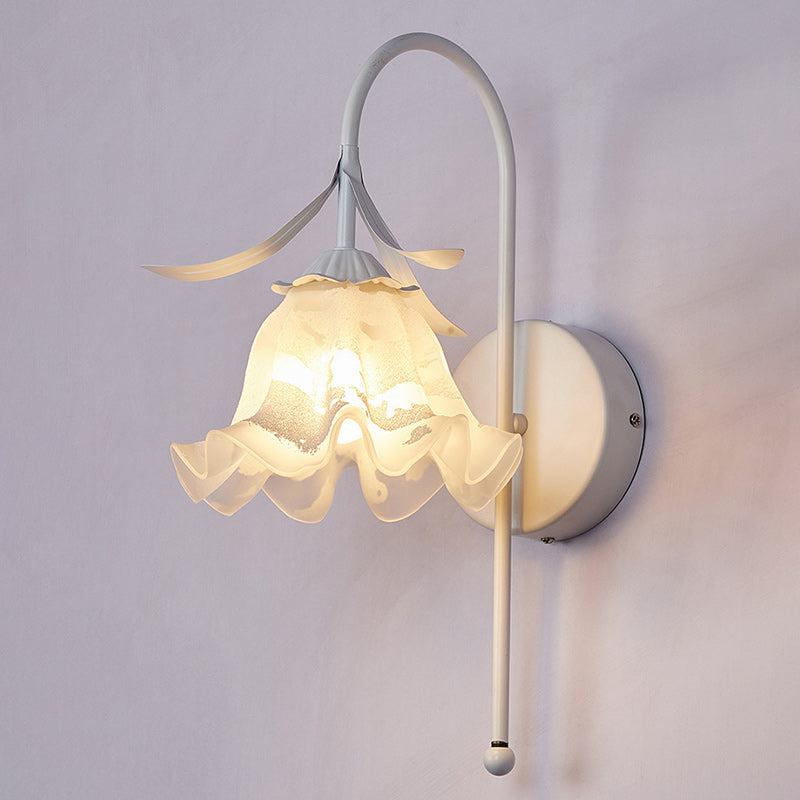 Zeitgenössische Retro-Blumen-Eisen-Glas-Wandleuchte mit 1 Licht für das Wohnzimmer 