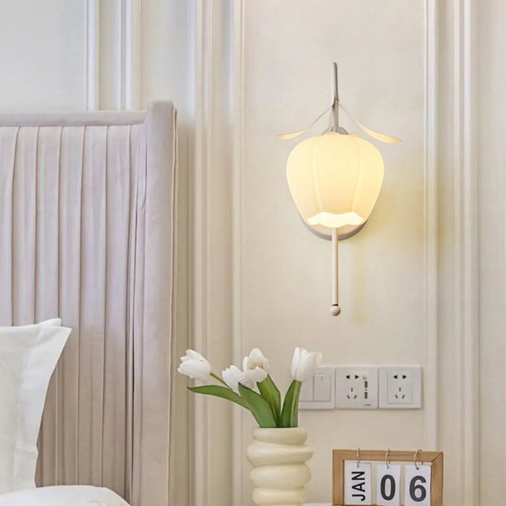 Zeitgenössische Retro-Blumen-Eisen-Glas-Wandleuchte mit 1 Licht für das Wohnzimmer 