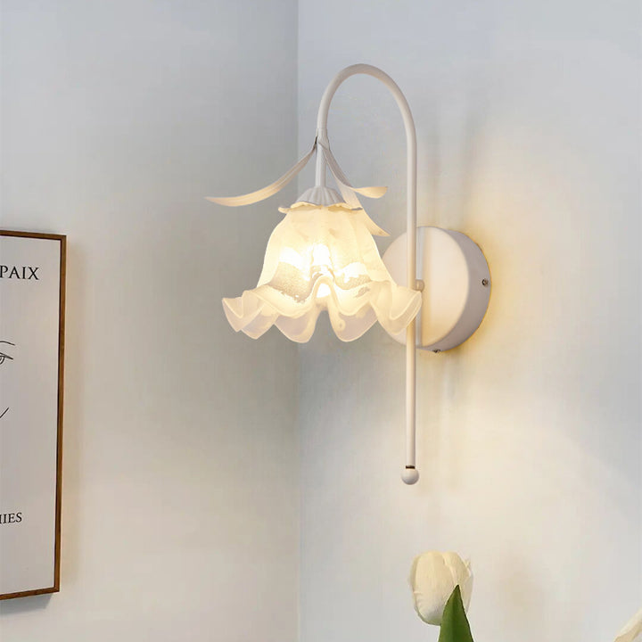 Zeitgenössische Retro-Blumen-Eisen-Glas-Wandleuchte mit 1 Licht für das Wohnzimmer 
