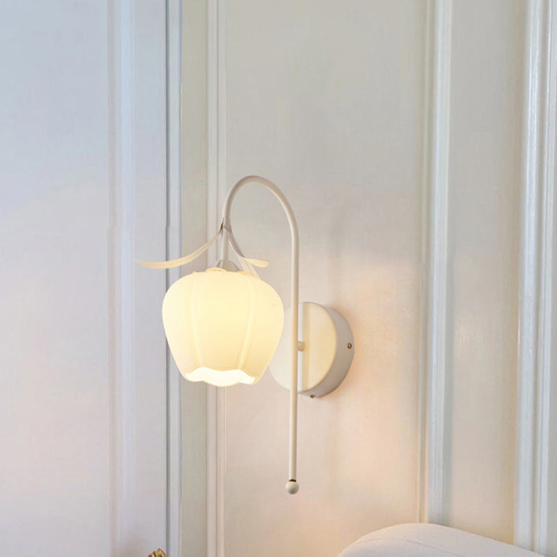 Zeitgenössische Retro-Blumen-Eisen-Glas-Wandleuchte mit 1 Licht für das Wohnzimmer 