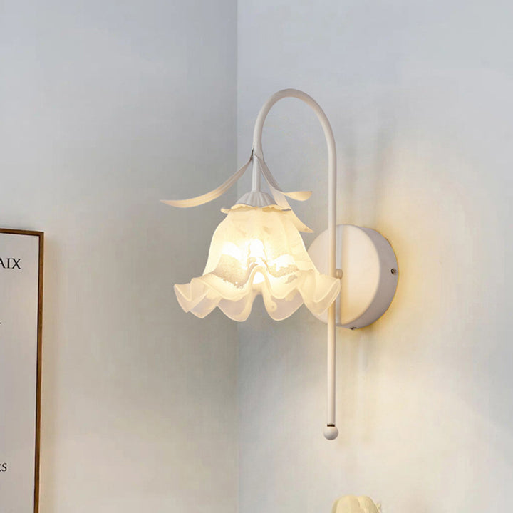 Zeitgenössische Retro-Blumen-Eisen-Glas-Wandleuchte mit 1 Licht für das Wohnzimmer 