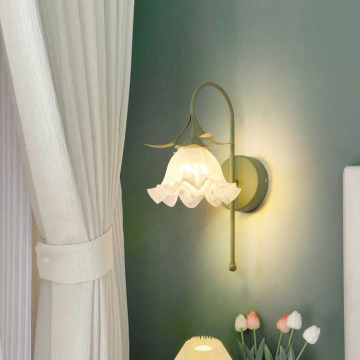 Zeitgenössische Retro-Blumen-Eisen-Glas-Wandleuchte mit 1 Licht für das Wohnzimmer 