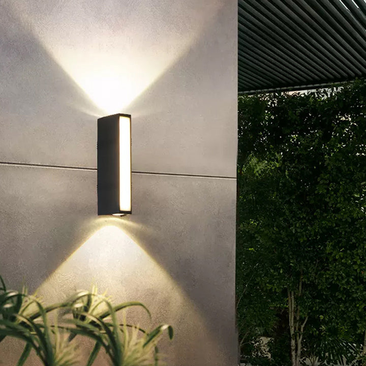 Moderne minimalistische Säulen-LED-Wandleuchte aus Kunststoff für den Garten 