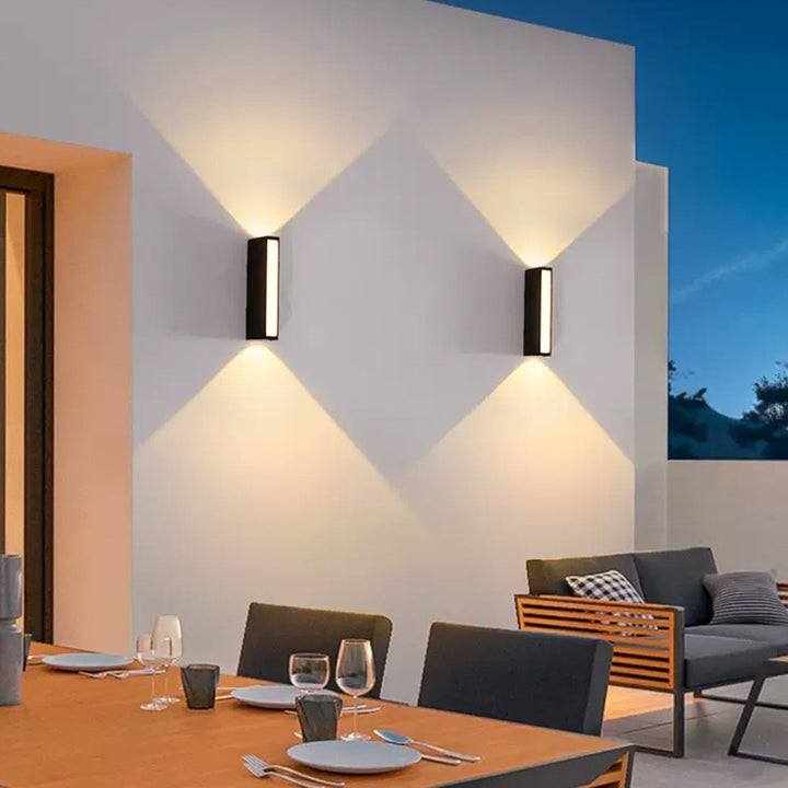 Moderne minimalistische Säulen-LED-Wandleuchte aus Kunststoff für den Garten 