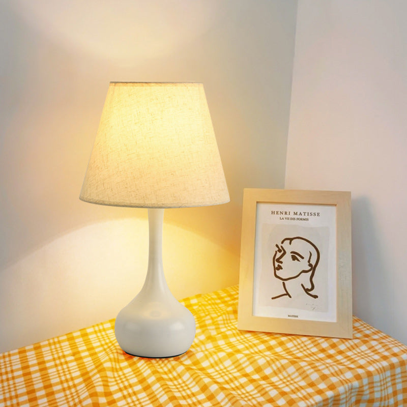 Zeitgenössische nordische Trommel Eisen Stoff 1-Licht Tischlampe für das Wohnzimmer 