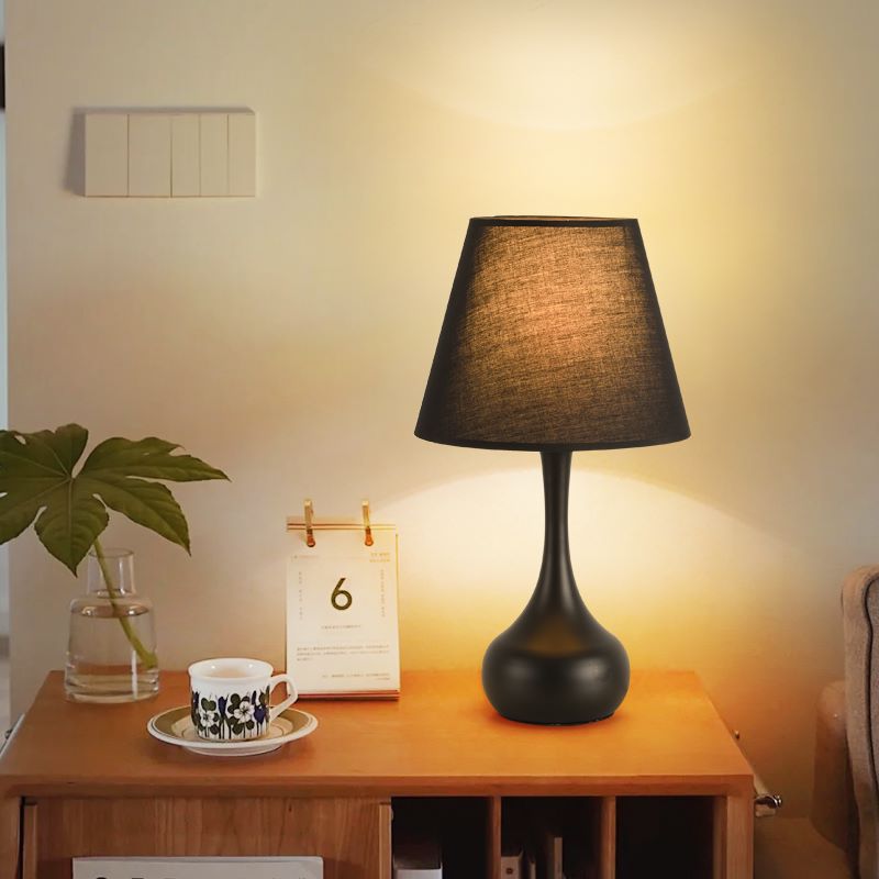 Zeitgenössische nordische Trommel Eisen Stoff 1-Licht Tischlampe für das Wohnzimmer 