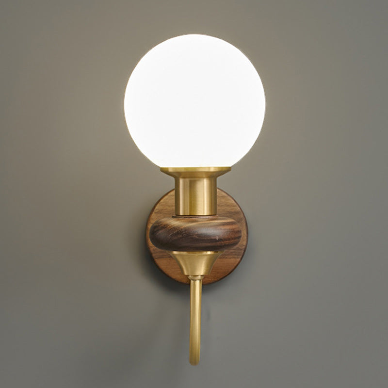 Traditionelle französische Globus-Kupfer-Holz-Glas-Wandleuchte mit 1 Licht für das Wohnzimmer 
