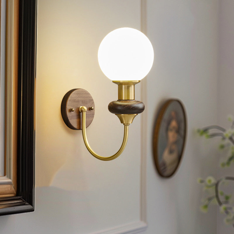 Traditionelle französische Globus-Kupfer-Holz-Glas-Wandleuchte mit 1 Licht für das Wohnzimmer 