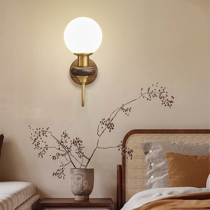 Traditionelle französische Globus-Kupfer-Holz-Glas-Wandleuchte mit 1 Licht für das Wohnzimmer 