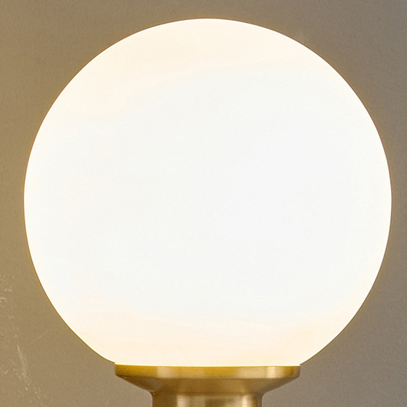Traditionelle französische Globus-Kupfer-Holz-Glas-Wandleuchte mit 1 Licht für das Wohnzimmer 