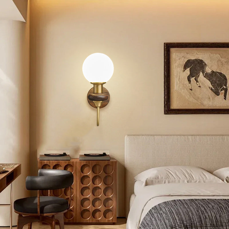 Traditionelle französische Globus-Kupfer-Holz-Glas-Wandleuchte mit 1 Licht für das Wohnzimmer 