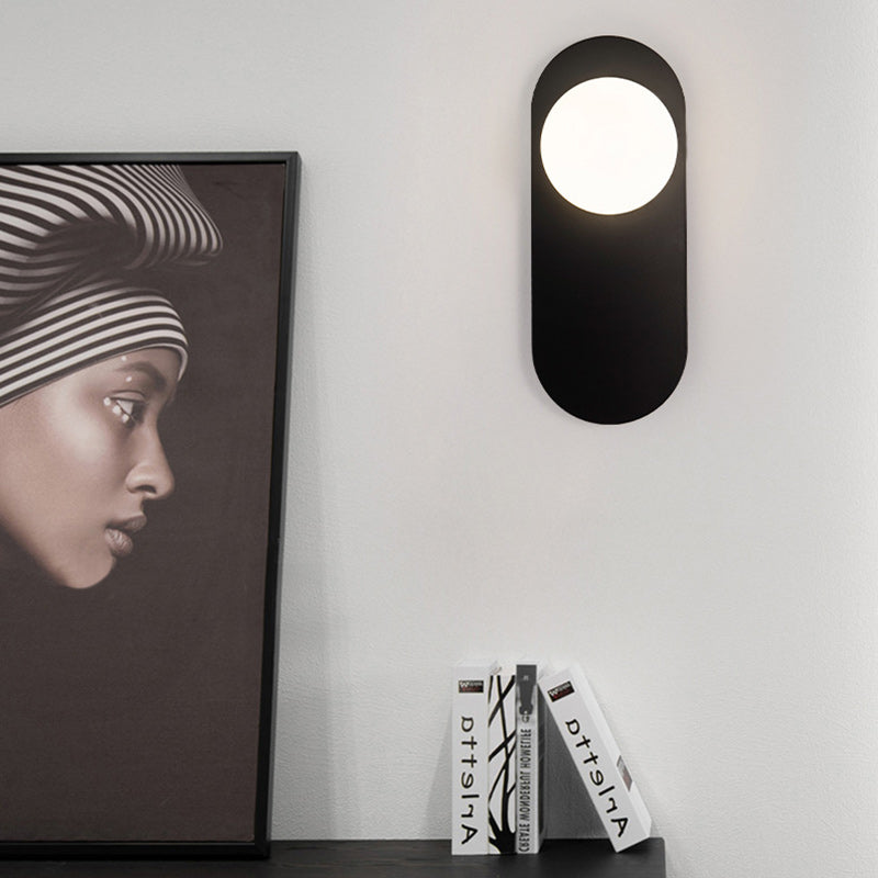 Zeitgenössische kreative ovale Eisen-Glas-Wandleuchte mit 1 Licht für das Wohnzimmer 