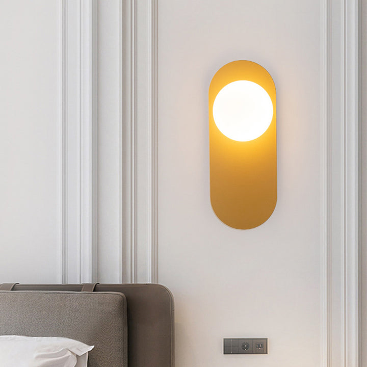 Zeitgenössische kreative ovale Eisen-Glas-Wandleuchte mit 1 Licht für das Wohnzimmer 
