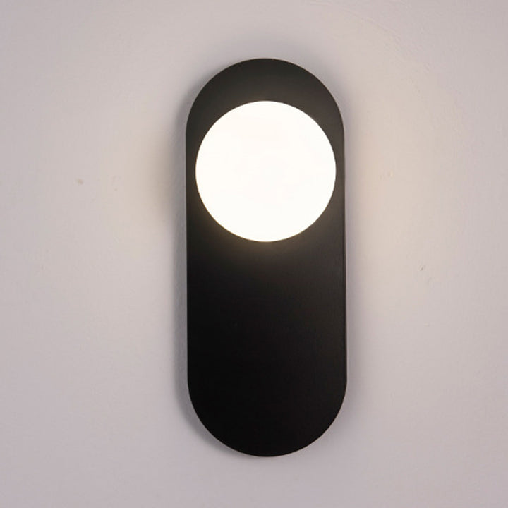 Zeitgenössische kreative ovale Eisen-Glas-Wandleuchte mit 1 Licht für das Wohnzimmer 