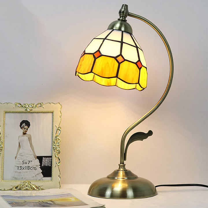 Traditionelle Tiffany Dome Iron Glass 1-Licht Tischlampe für Wohnzimmer 