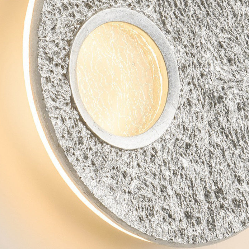 Zeitgenössische skandinavische runde Eisenharz-LED-Wandleuchte für das Wohnzimmer 