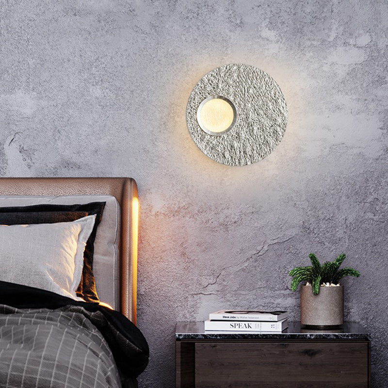 Zeitgenössische skandinavische runde Eisenharz-LED-Wandleuchte für das Wohnzimmer 