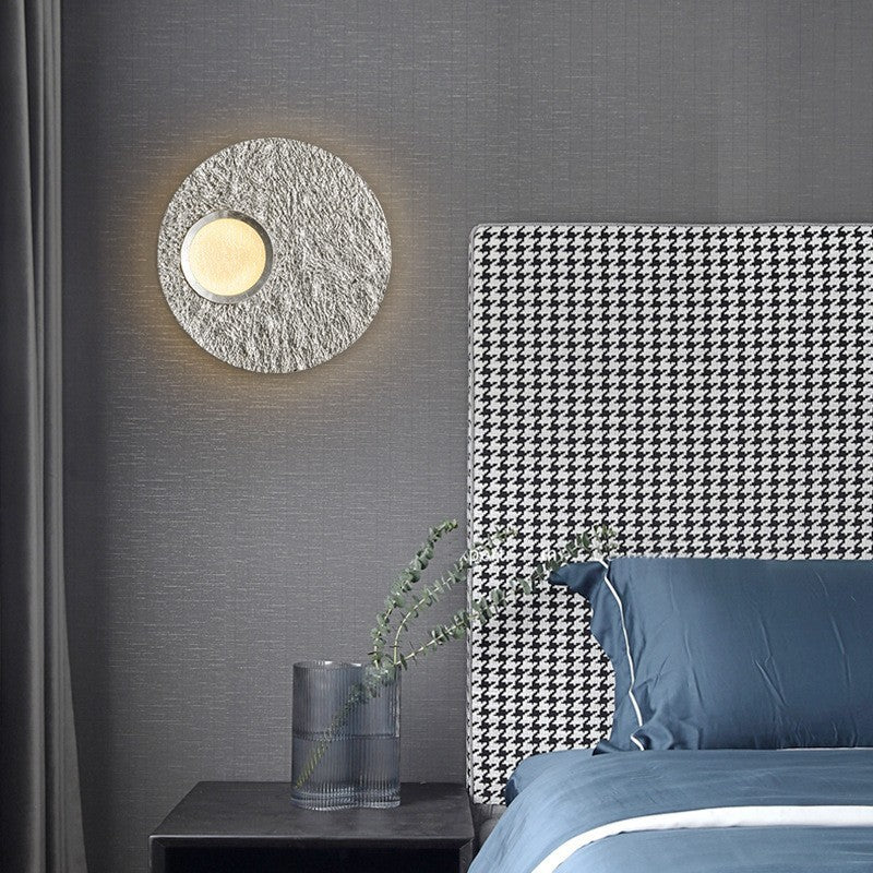 Zeitgenössische skandinavische runde Eisenharz-LED-Wandleuchte für das Wohnzimmer 