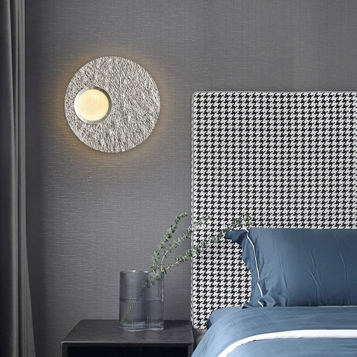 Zeitgenössische skandinavische runde Eisenharz-LED-Wandleuchte für das Wohnzimmer 