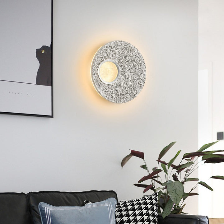 Zeitgenössische skandinavische runde Eisenharz-LED-Wandleuchte für das Wohnzimmer 
