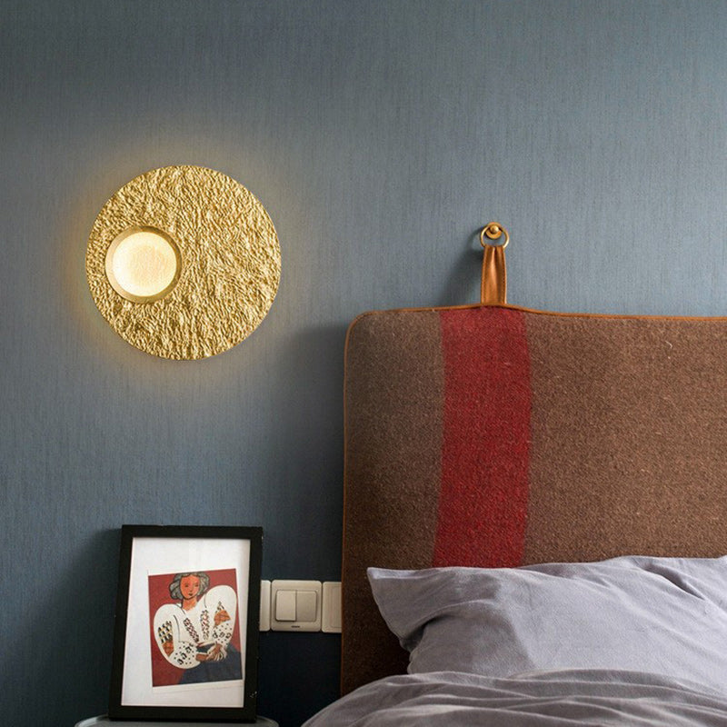 Zeitgenössische skandinavische runde Eisenharz-LED-Wandleuchte für das Wohnzimmer 