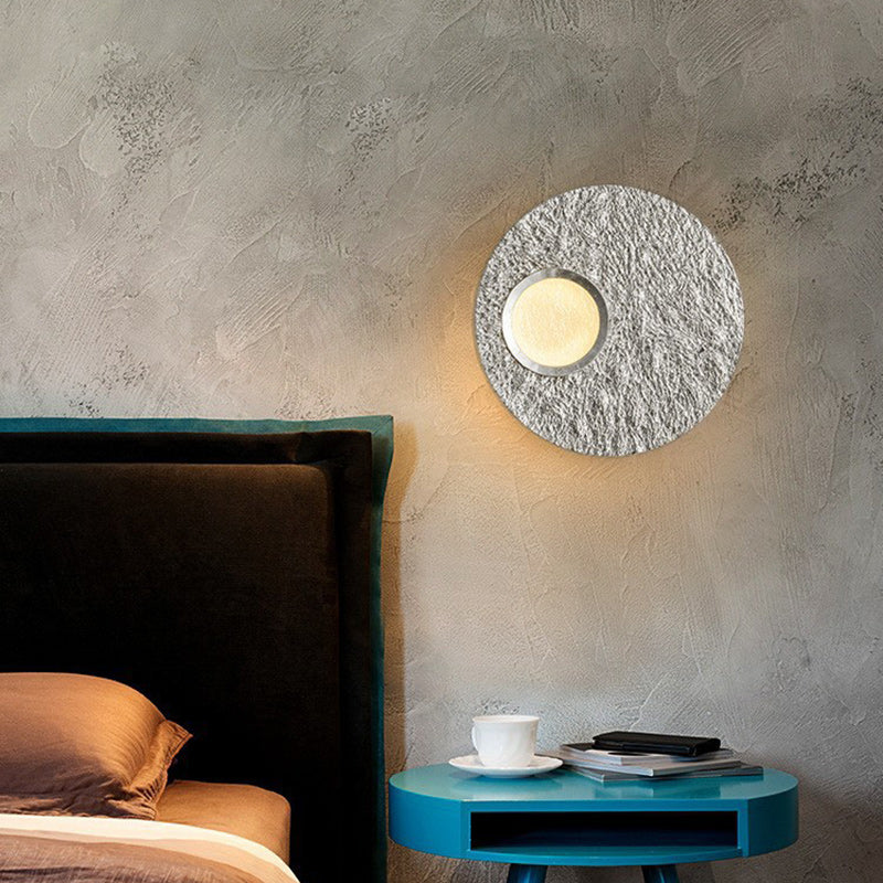 Zeitgenössische skandinavische runde Eisenharz-LED-Wandleuchte für das Wohnzimmer 