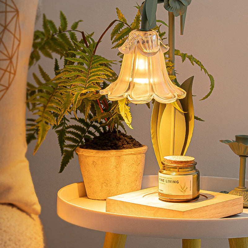 Zeitgenössische skandinavische Blumen Eisen Holz Glas 1-Licht Schmelzwachs Tischlampe für Wohnzimmer 