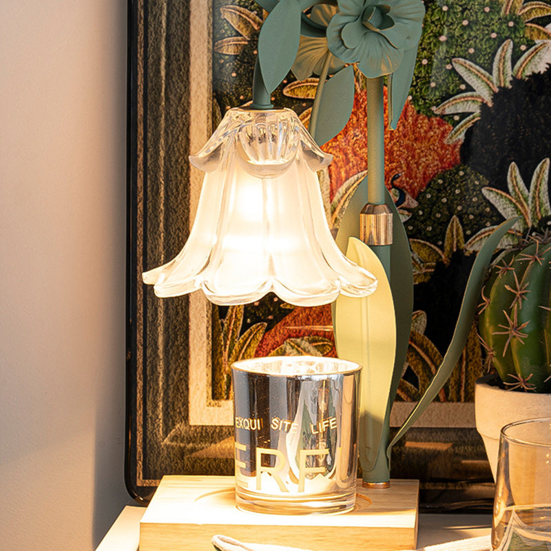 Zeitgenössische skandinavische Blumen Eisen Holz Glas 1-Licht Schmelzwachs Tischlampe für Wohnzimmer 
