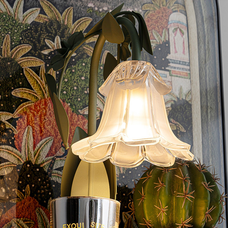 Zeitgenössische skandinavische Blumen Eisen Holz Glas 1-Licht Schmelzwachs Tischlampe für Wohnzimmer 