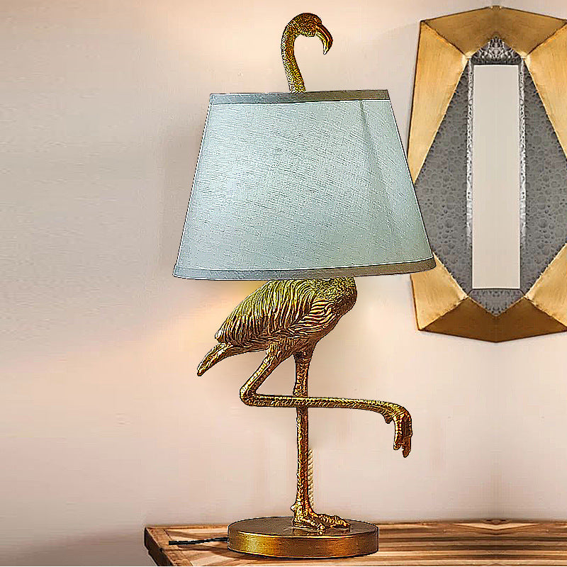 Lámpara de mesa de resina con diseño de pájaro escandinavo contemporáneo de una luz para sala de estar 