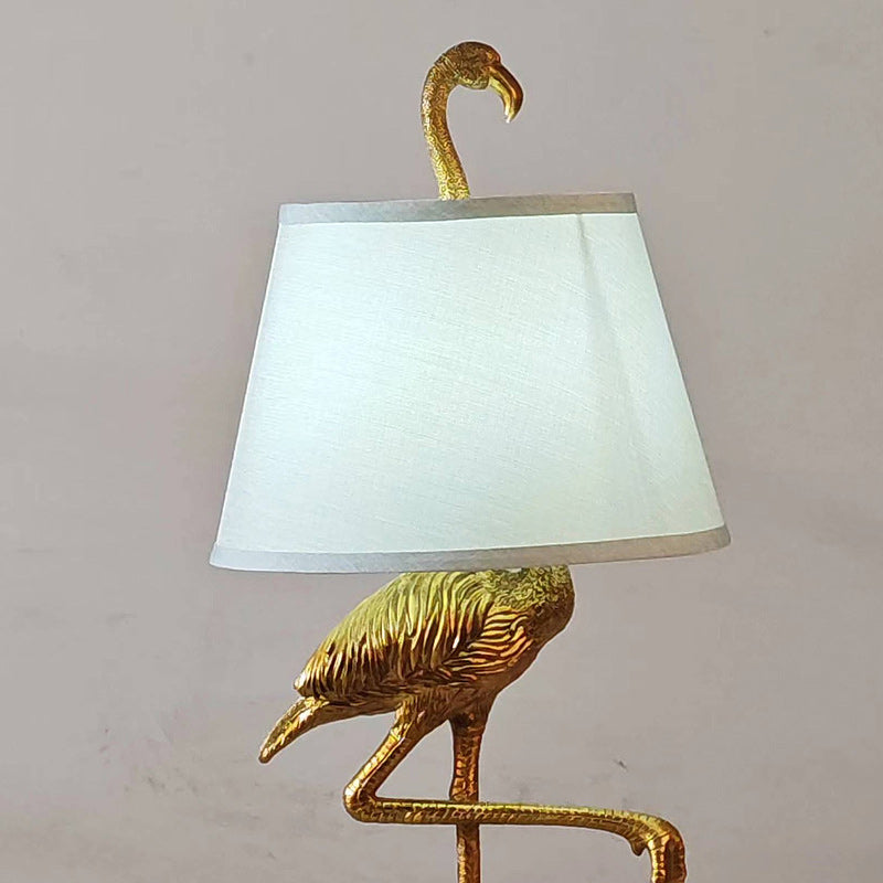 Lámpara de mesa de resina con diseño de pájaro escandinavo contemporáneo de una luz para sala de estar 