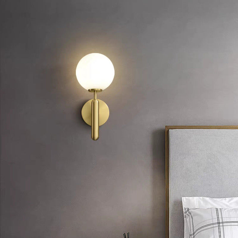 Applique murale contemporaine scandinave en verre et cuivre à 1 lumière pour salon 
