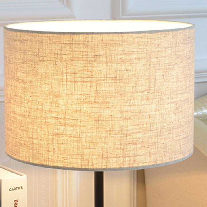 Zeitgenössische nordische Zylinder-Eisenstoff 1-Licht Tischlampe für das Wohnzimmer 