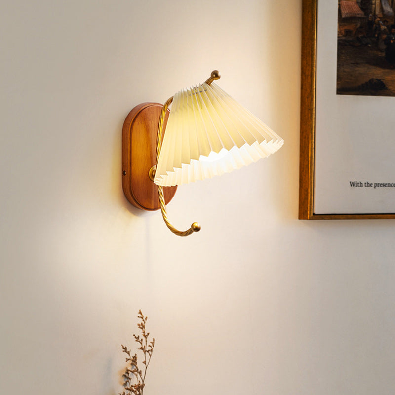 Applique murale contemporaine nordique en bois de fer avec abat-jour en tissu à 1 lumière pour salon 