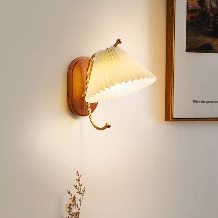 Applique murale contemporaine nordique en bois de fer avec abat-jour en tissu à 1 lumière pour salon 